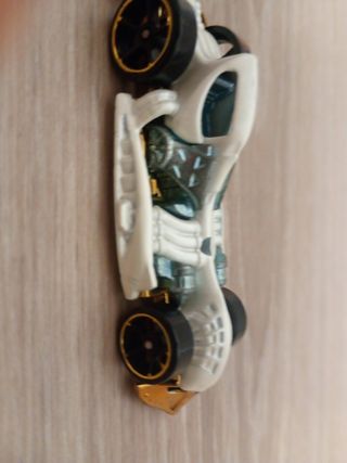 2 Hot Wheels: transparentes y dorado