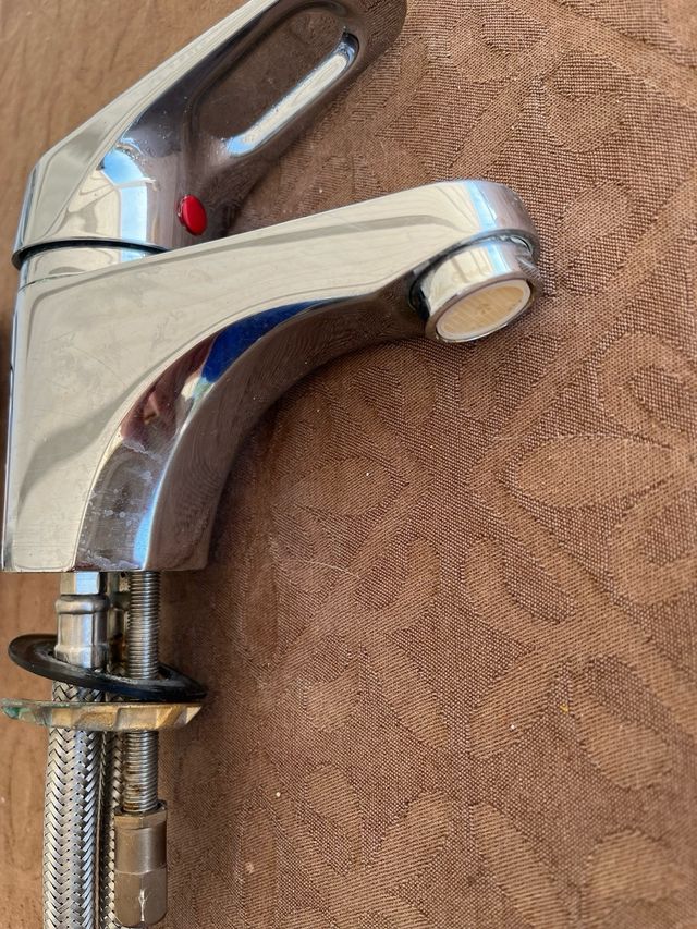 2 Rubinetti lavabo argentati, prezzo per unità