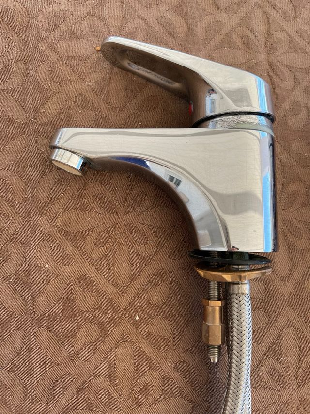 2 Rubinetti lavabo argentati, prezzo per unità