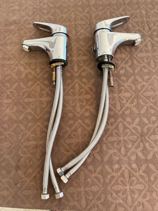 2 Rubinetti lavabo argentati, prezzo per unità