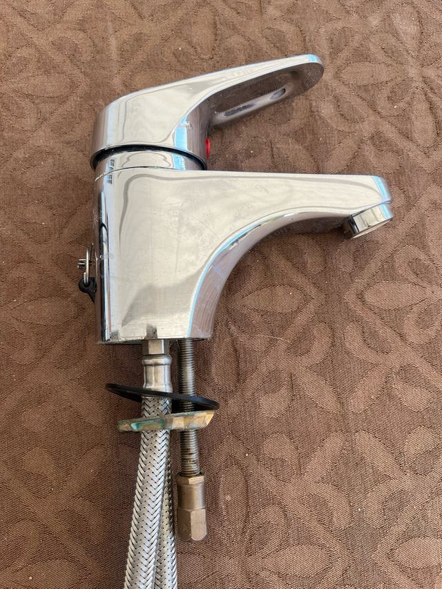 2 Rubinetti lavabo argentati, prezzo per unità