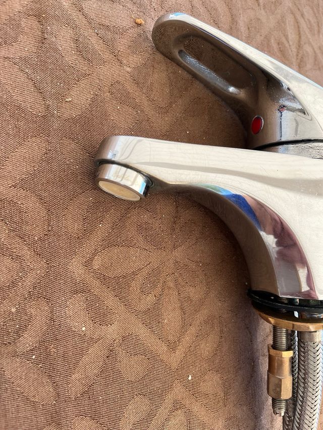 2 Rubinetti lavabo argentati, prezzo per unità