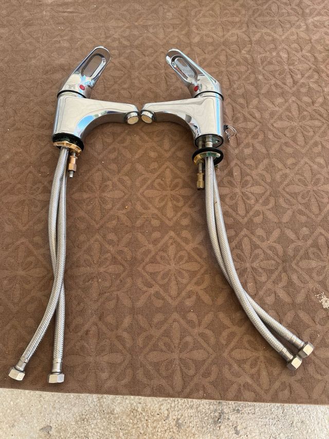 2 Rubinetti lavabo argentati, prezzo per unità