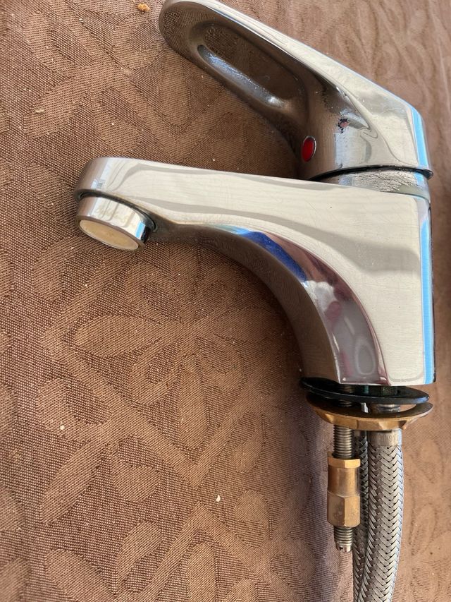 2 Rubinetti lavabo argentati, prezzo per unità