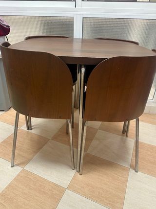 Mesa pequeña con 4 sillas