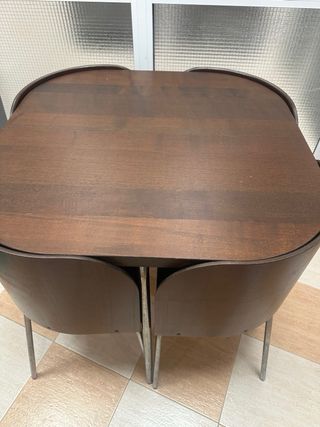 Mesa pequeña con 4 sillas