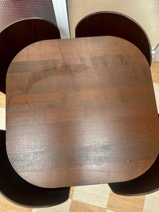 Mesa pequeña con 4 sillas