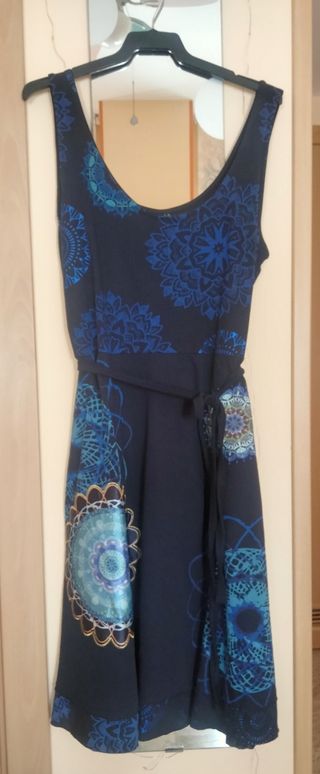 Vestido azul y negro estampado