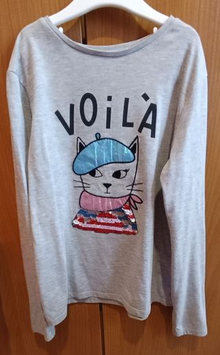 Camiseta niña gato gris Voilà.
Lefties