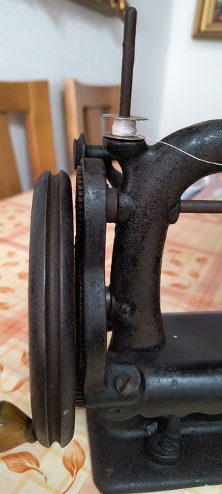 Máquina coser antigua metálica