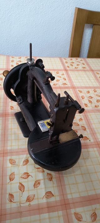 Máquina coser antigua metálica