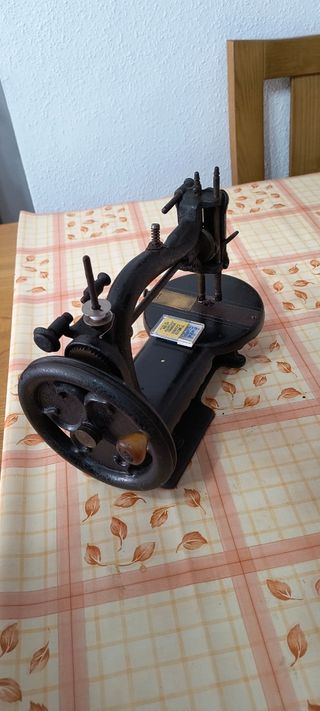 Máquina coser antigua metálica