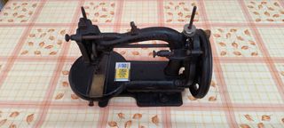 Máquina coser antigua metálica
