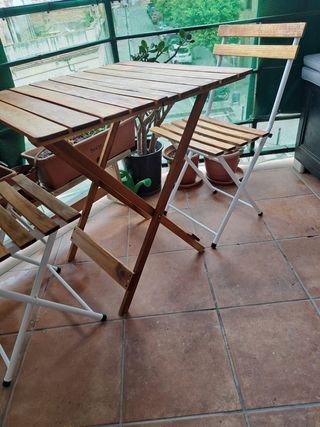 Mesa plegable + 2 sillas madera