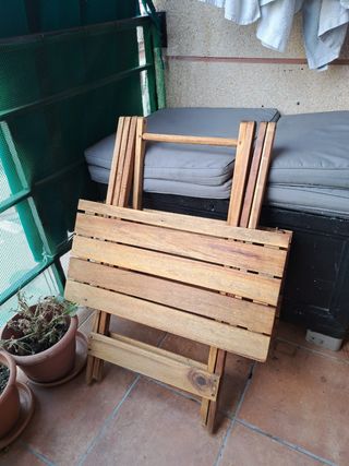 Mesa plegable + 2 sillas madera
