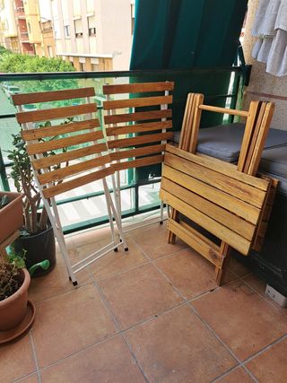 Mesa plegable + 2 sillas madera