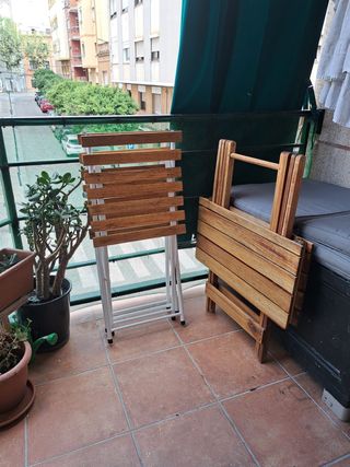 Mesa plegable + 2 sillas madera