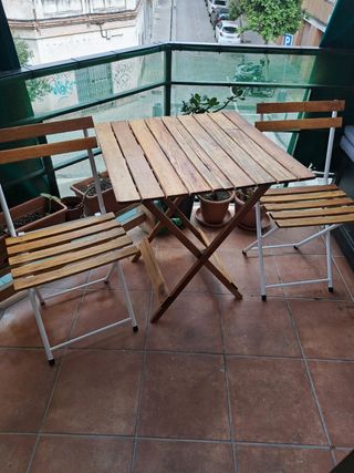 Mesa plegable + 2 sillas madera