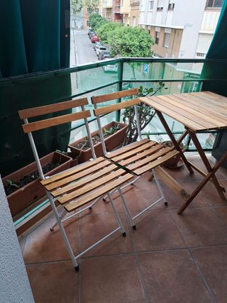 Mesa plegable + 2 sillas madera