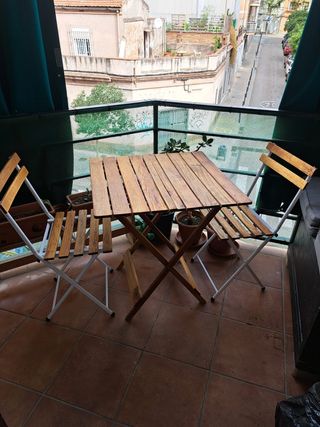 Mesa plegable + 2 sillas madera