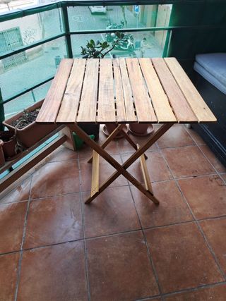 Mesa plegable + 2 sillas madera