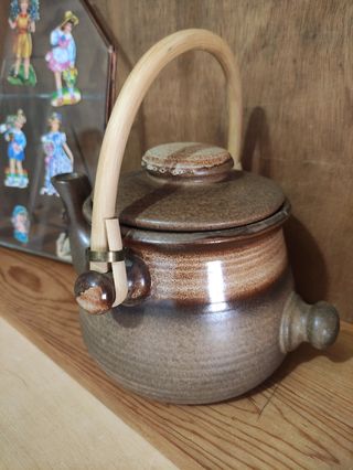 Tetera Gerzit marrón de gres, capacidad de 1l.