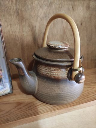 Tetera Gerzit marrón de gres, capacidad de 1l.