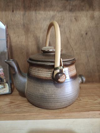 Tetera Gerzit marrón de gres, capacidad de 1l.