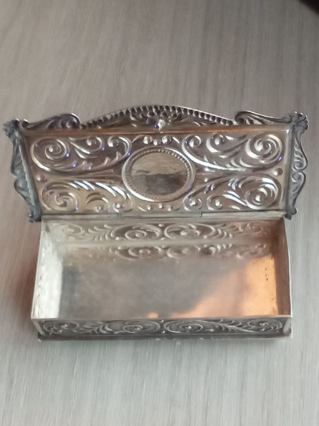 Caja de plata antigua