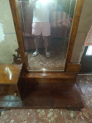Tocador antiguo con espejo con mas de 100 años 