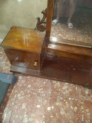 Tocador antiguo con espejo con mas de 100 años 