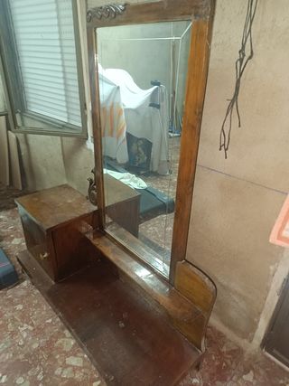 Tocador antiguo con espejo con mas de 100 años 