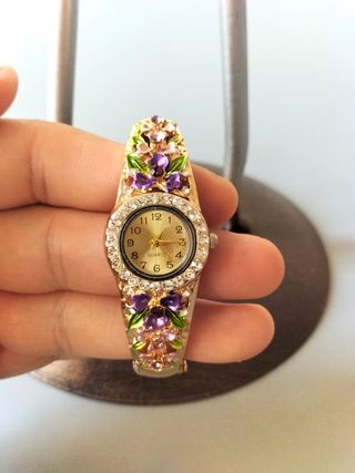 Reloj pulsera dorado con flores
