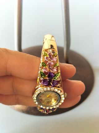 Reloj pulsera dorado con flores