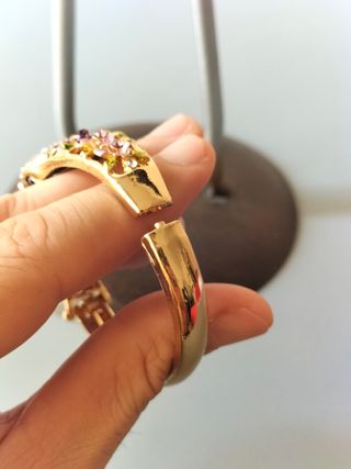 Reloj pulsera dorado con flores
