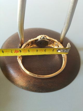 Reloj pulsera dorado con flores