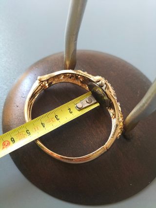 Reloj pulsera dorado con flores