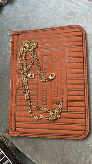 Pochette Louis Vuitton marrón