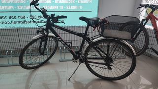Bicicleta paseo negra con cesta weed 
