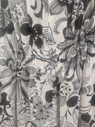 Blusa floral beige-blanco roto con frunce
