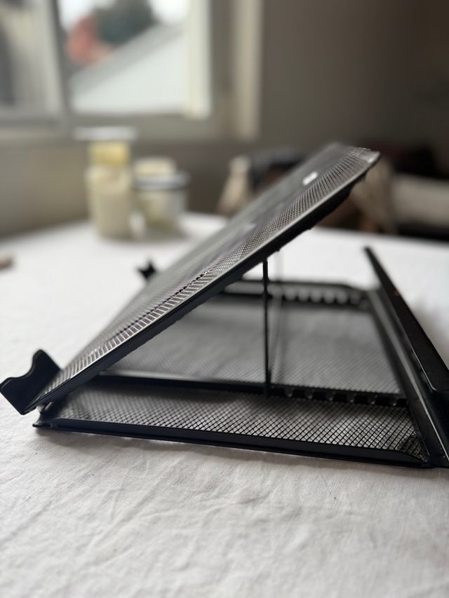 Soporte portátil Amazon Basics