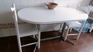 Mesa cocina blanca vintage. Con 2 sillas