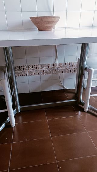 Mesa cocina blanca vintage. Con 2 sillas