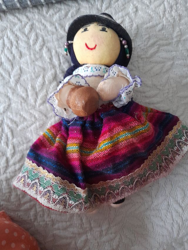 Muñeca artesanal andina