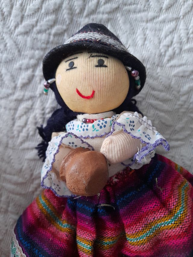 Muñeca artesanal andina