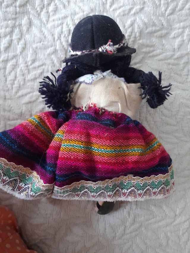 Muñeca artesanal andina