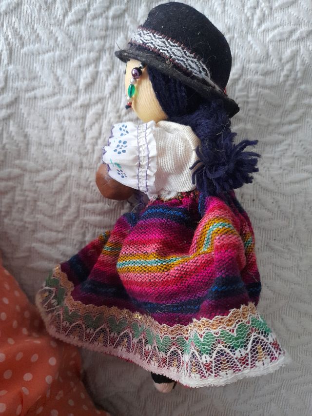 Muñeca artesanal andina