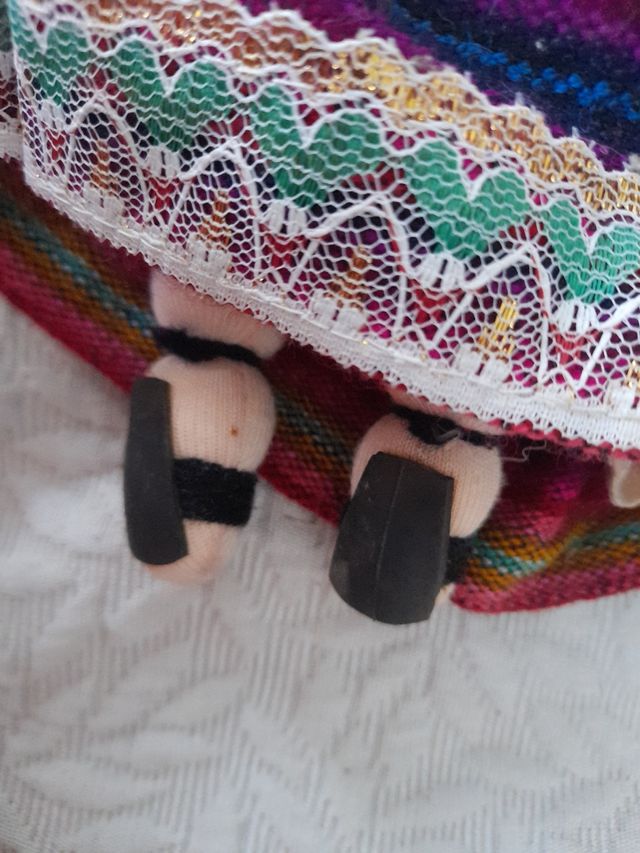 Muñeca artesanal andina