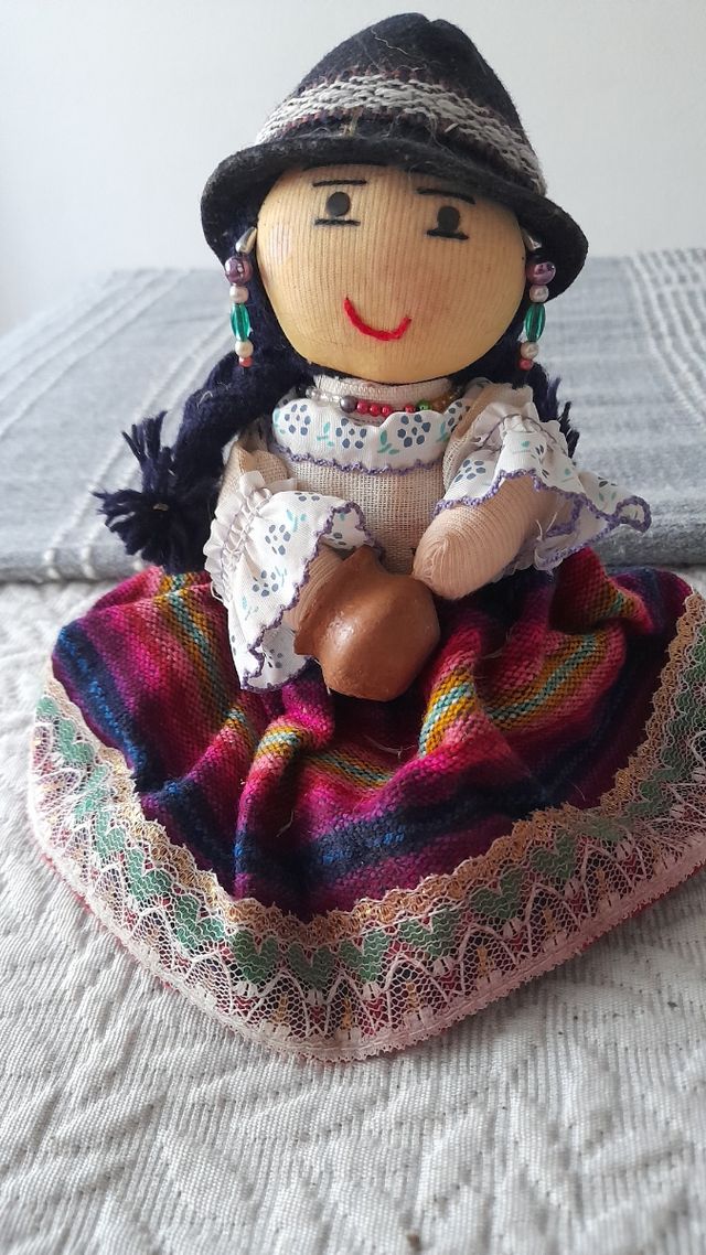 Muñeca artesanal andina