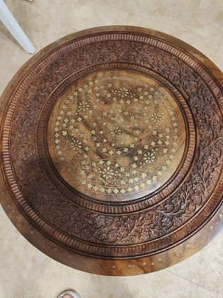 Mesa mozárabe y escultura Bali